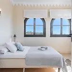 Superb Near Golf Course With Heated Pool & Jacuzzi וילה *