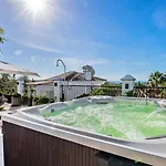 וילה Superb Near Golf Course With Heated Pool & Jacuzzi