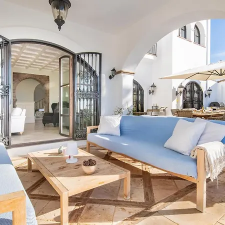 Superb Near Golf Course With Heated Pool & Jacuzzi Willa